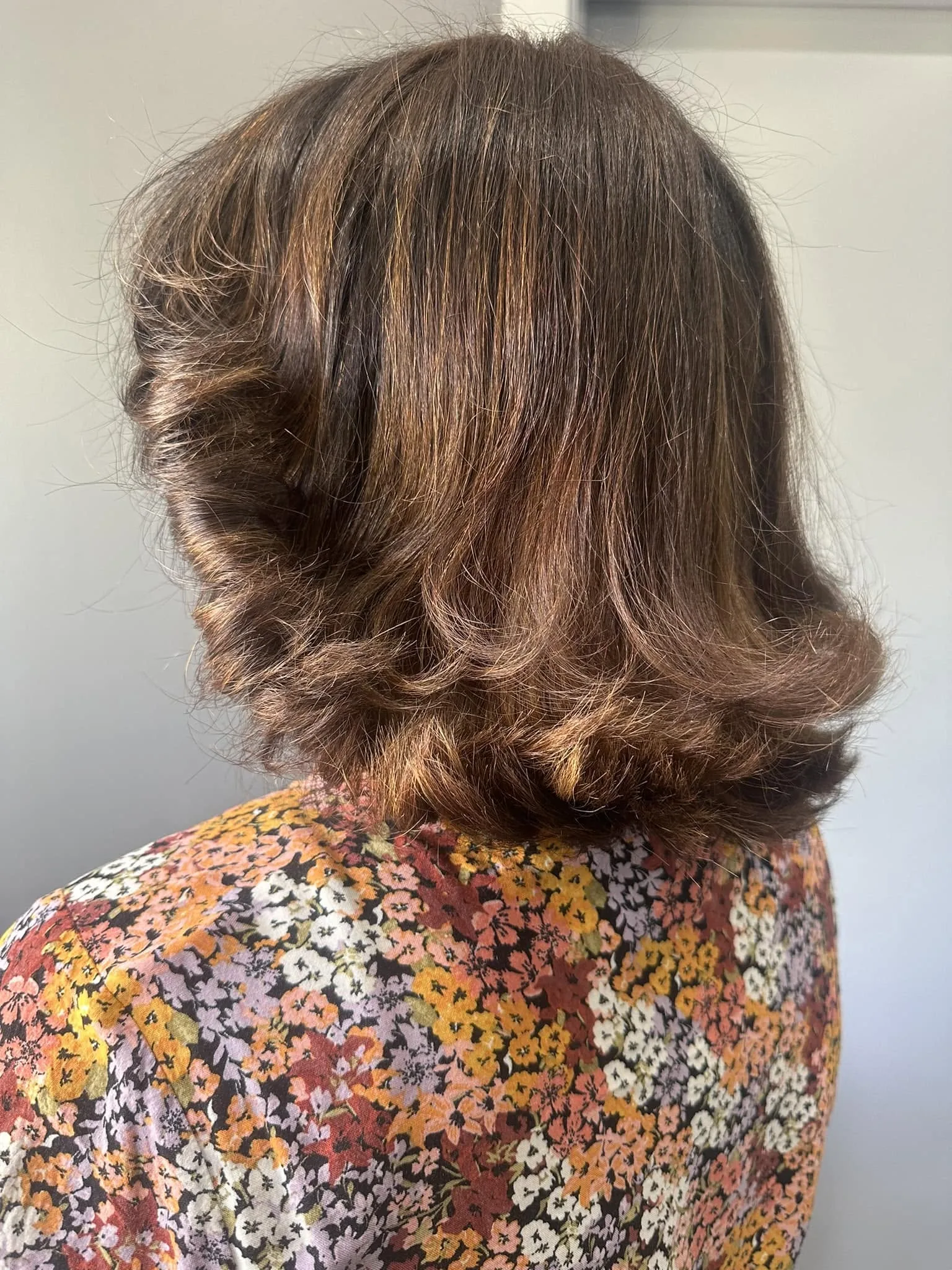 Shoulder-length blow-dry with warm highlights — Kaur's Beauty
