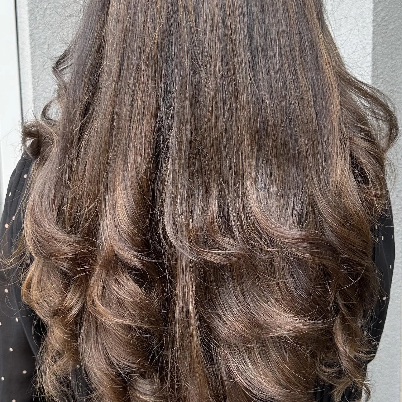 Glossy caramel-brown balayage waves — Kaur's Beauty