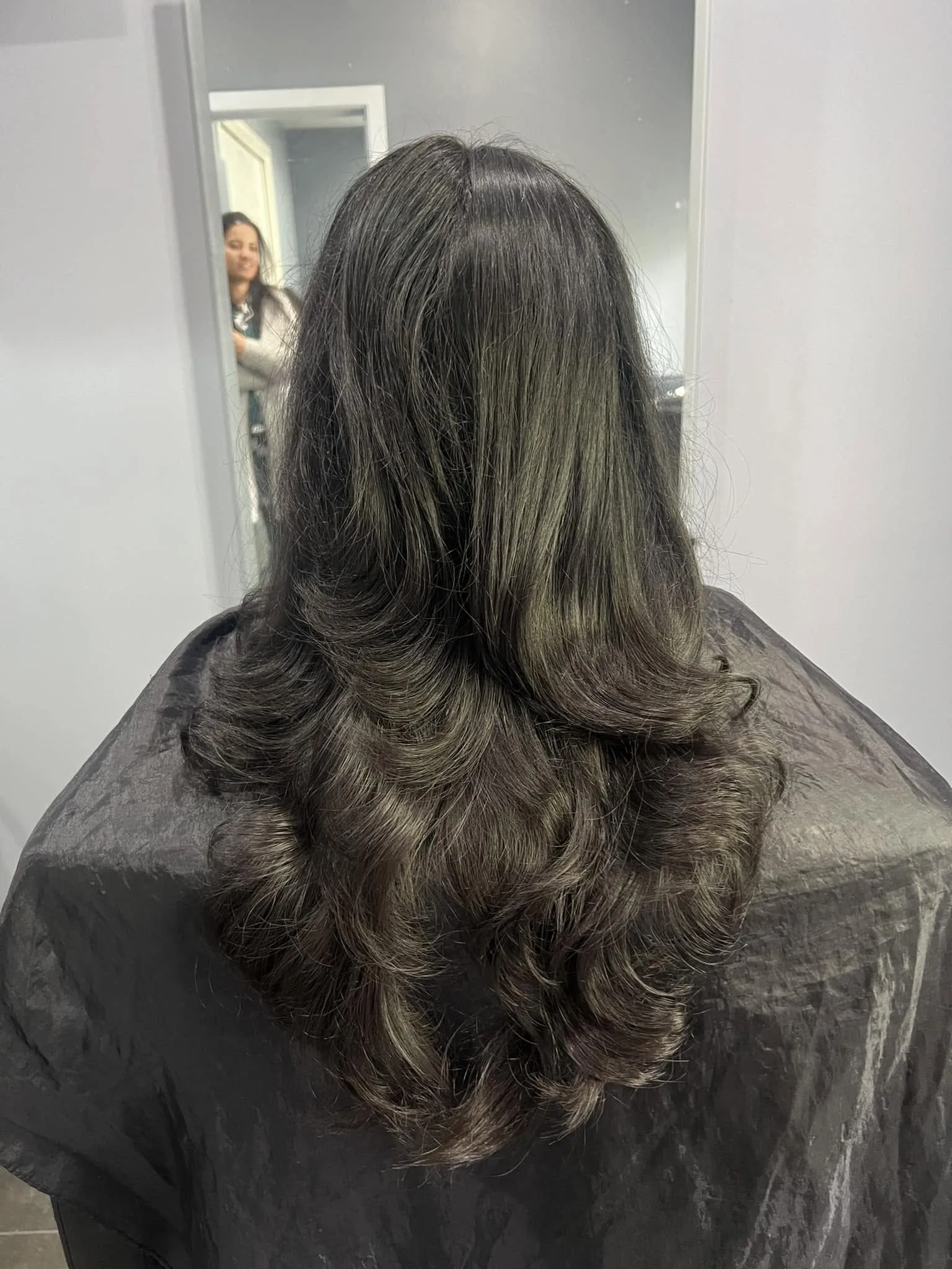 Long dark wavy blow-dry in salon — Kaur's Beauty